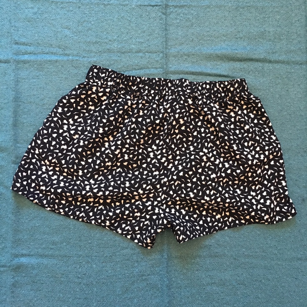 Like NEW Black/White Shorts - Picture 2 of 4